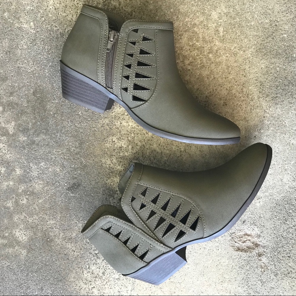 Last 1! Soda Khaki 1.5” Low Heel Ankle Bootie 10 - Picture 3 of 8